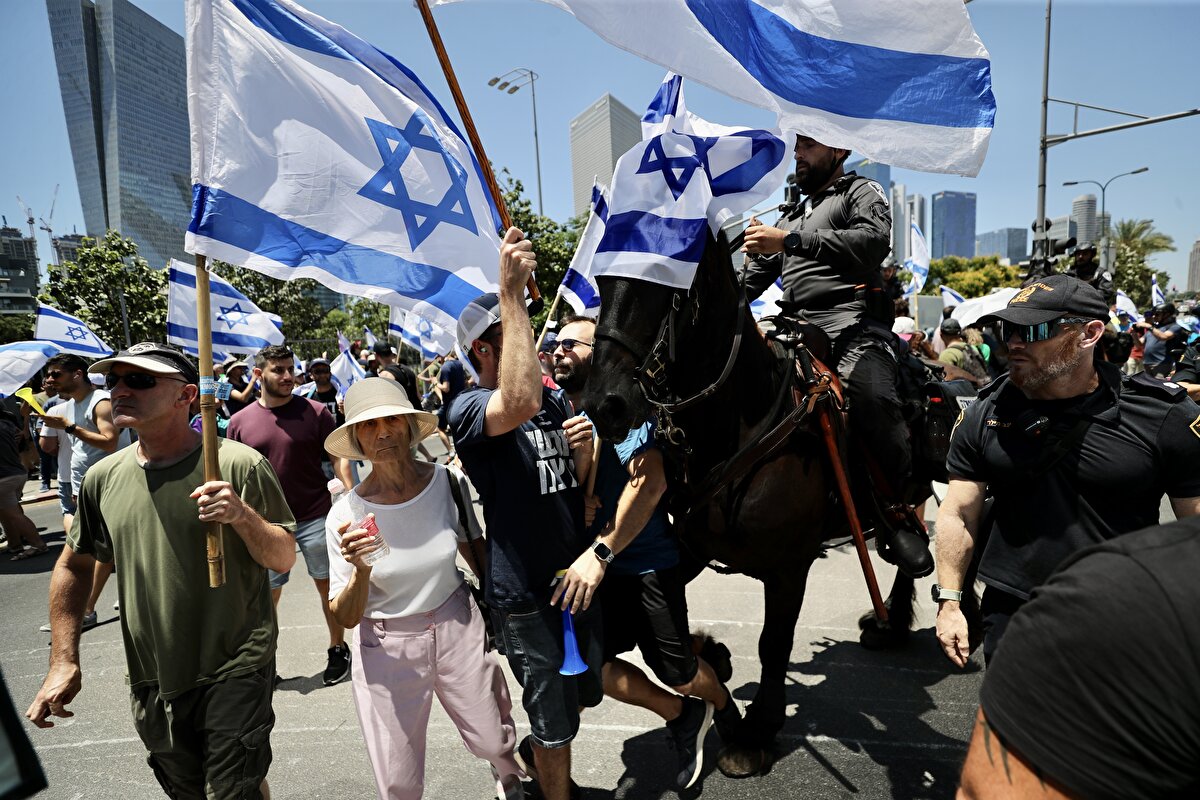 Polis eylemcileri yerlerde sürükledi, 66 kişiyi gözaltına aldı.