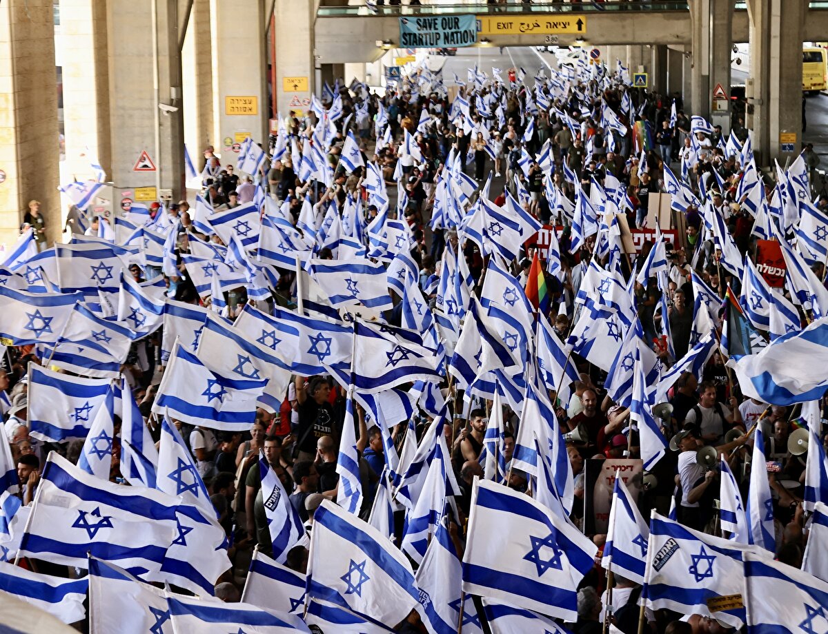 Protestolar şiddetlendi, yollar trafiğe kapatıldı. 
