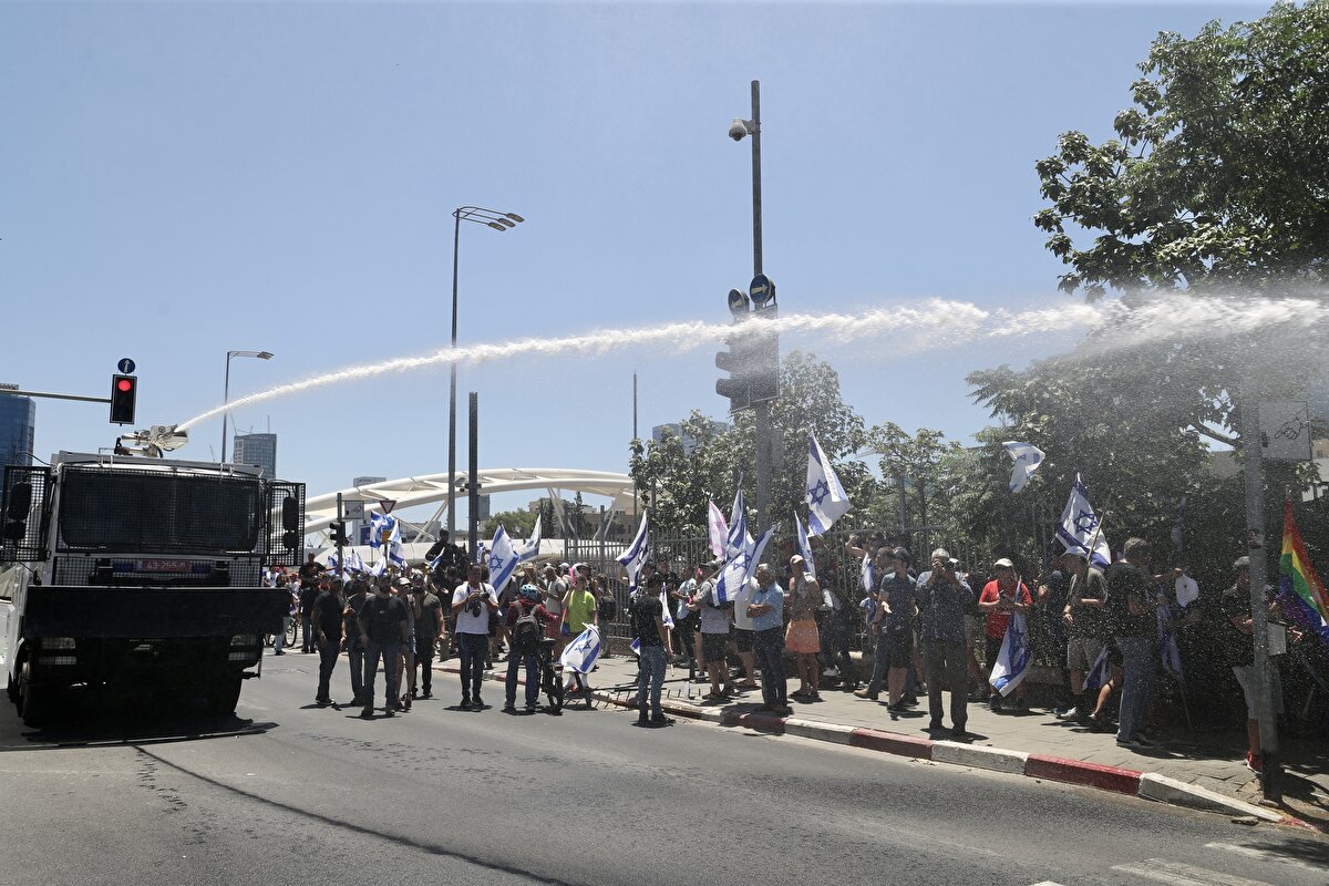 Polis, Tel Aviv ile Kudüs arasındaki ana otoyolu trafiğe kapatan göstericilere tazyikli su ile müdahale etti.