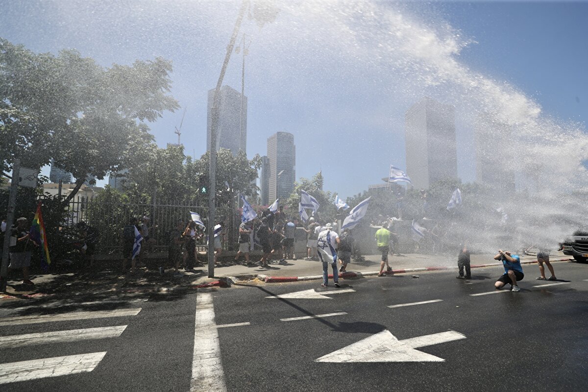 Polis, eylemcileri yerlerde sürükleyerek otoyoldan uzaklaştırdı.<br>