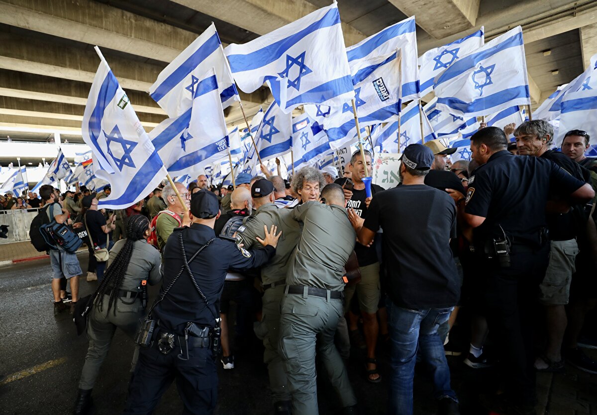 Ellerinde İsrail bayraklarıyla Kudüs kentindeki İsrail Meclisi (Knesset) binası önünde toplanan İsrailliler, Başbakan Binyamin Netanyahu öncülüğündeki aşırı sağcı koalisyon ve koalisyonun yargı düzenlemesi aleyhine sloganlar attı.