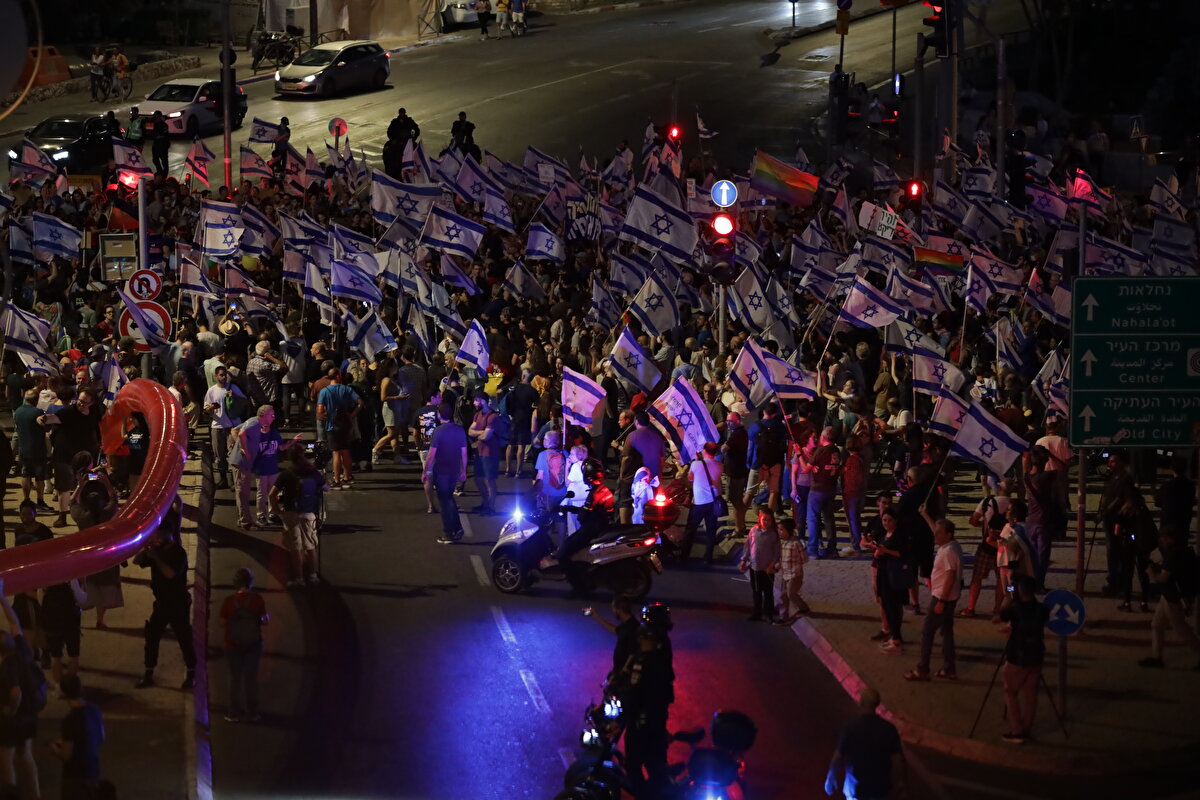 Tel Aviv'in dışındaki Ben Gurion Havaalanı'na yaklaşık 1.000 polis konuşlandırıldı ve burada binlerce protestocu ana girişin önündeki alanı mavi ve beyaz İsrail bayraklarından oluşan bir denize çevirdi