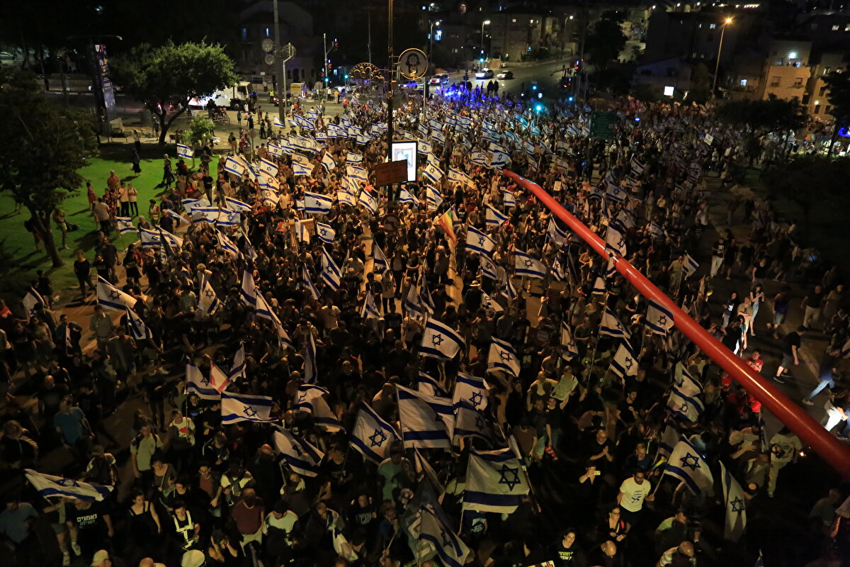 Muhalefet partilerinin liderleri de hükümetin ülke çapında aylardır tartışma ve kitlesel protestolara yol açan tartışmalı yargı düzenlemesine karşı İsraillilerden sokağa çıkmalarını istedi.