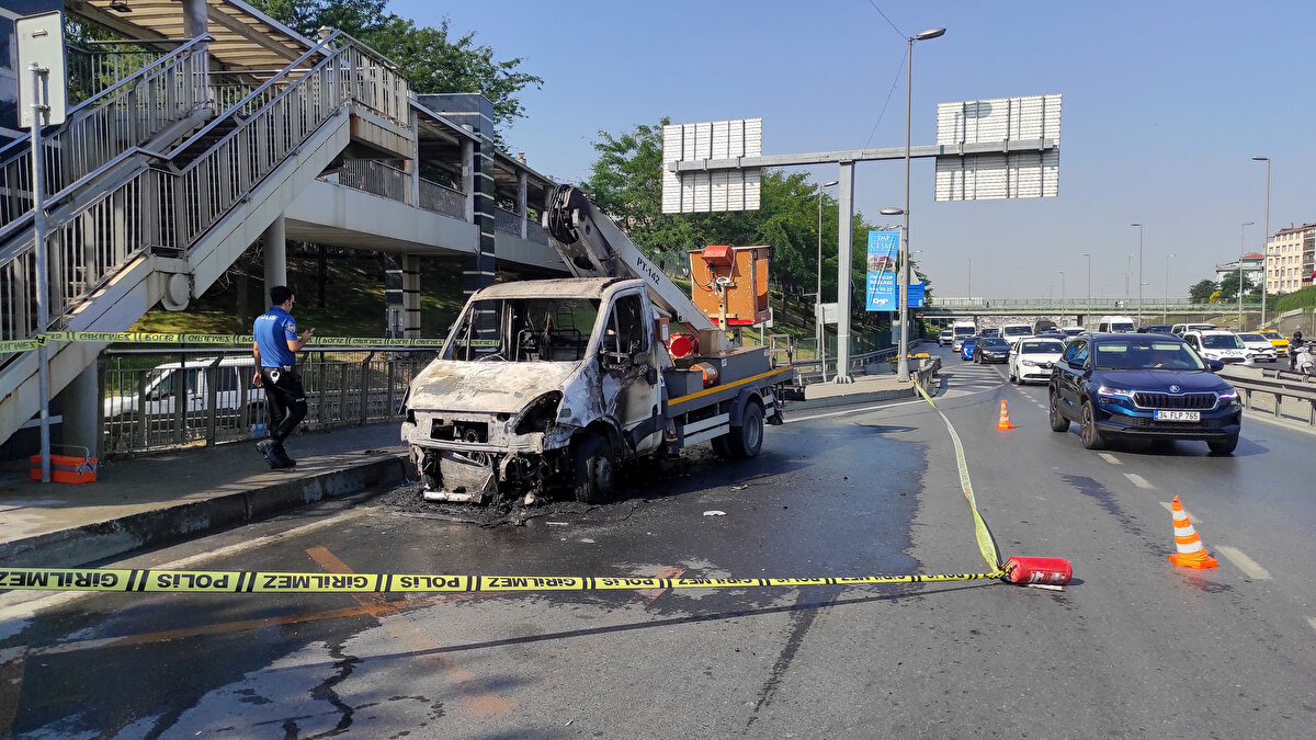 Edinilen bilgiye göre, Haliç Köprüsü çıkışında aracın altından dumanlar yükselmeye başladı.