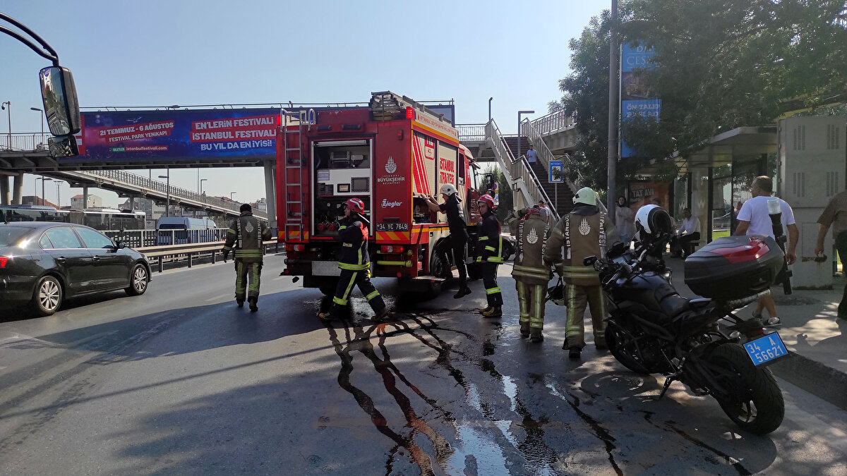 Kamyonetin alev alev yandığı anlar cep telefonu kameralarına yansıdı. <br>