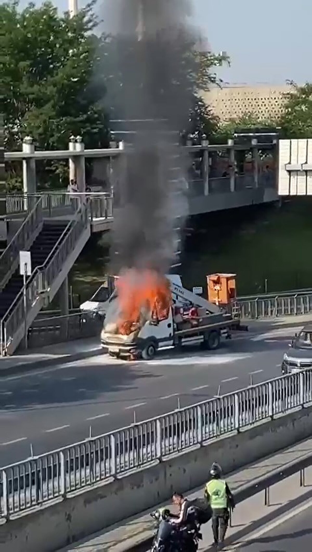 Yanan kamyonette polis ekipleri de incelemelerde bulundu.