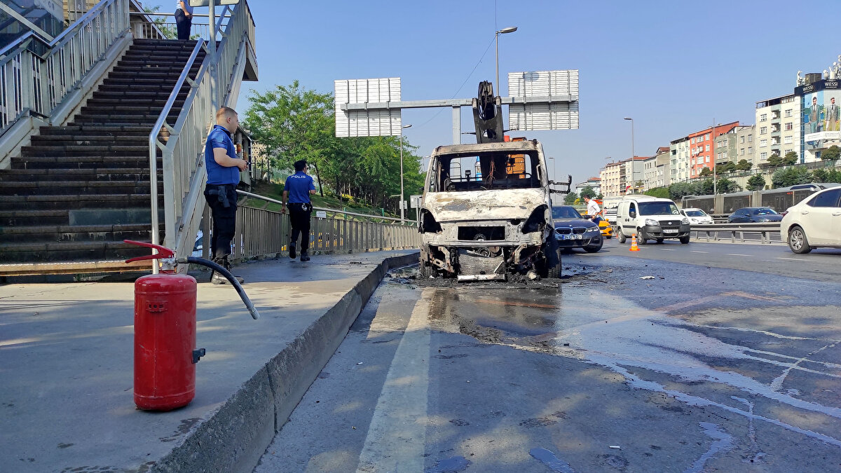 Dumanları fark eden sürücü, kamyoneti yol kenarına çekti. Kamyonette başlayan yangına, sürücü yangın söndürme tüpüyle müdahale etse de aracın yanmasına engel olamadı.
