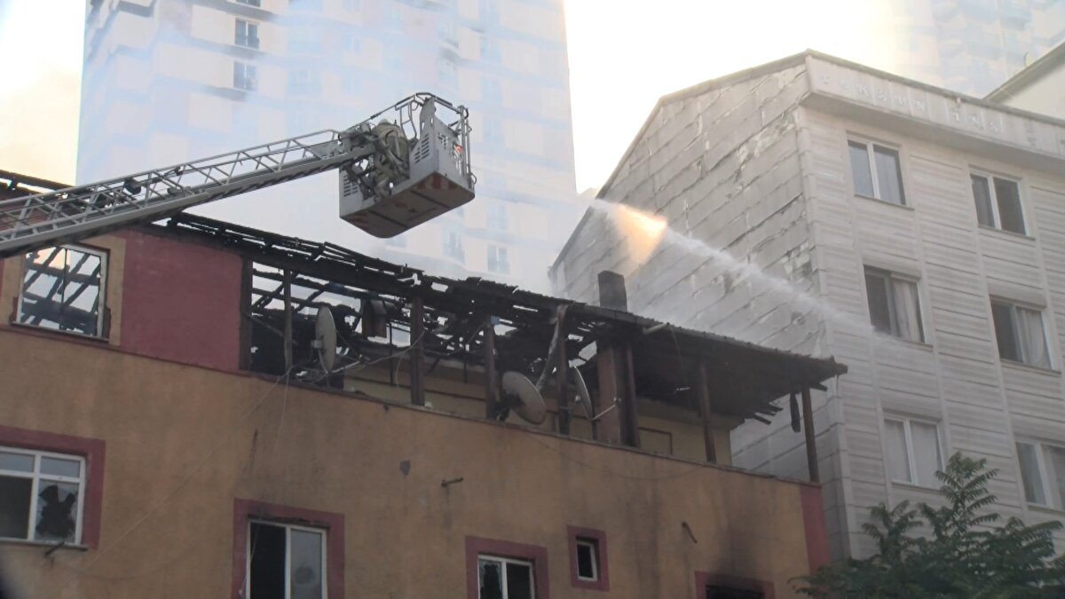 Olay yerine gelen itfaiye ekipleri yangına müdahale etti. Yangın kısa sürede söndürüldü.