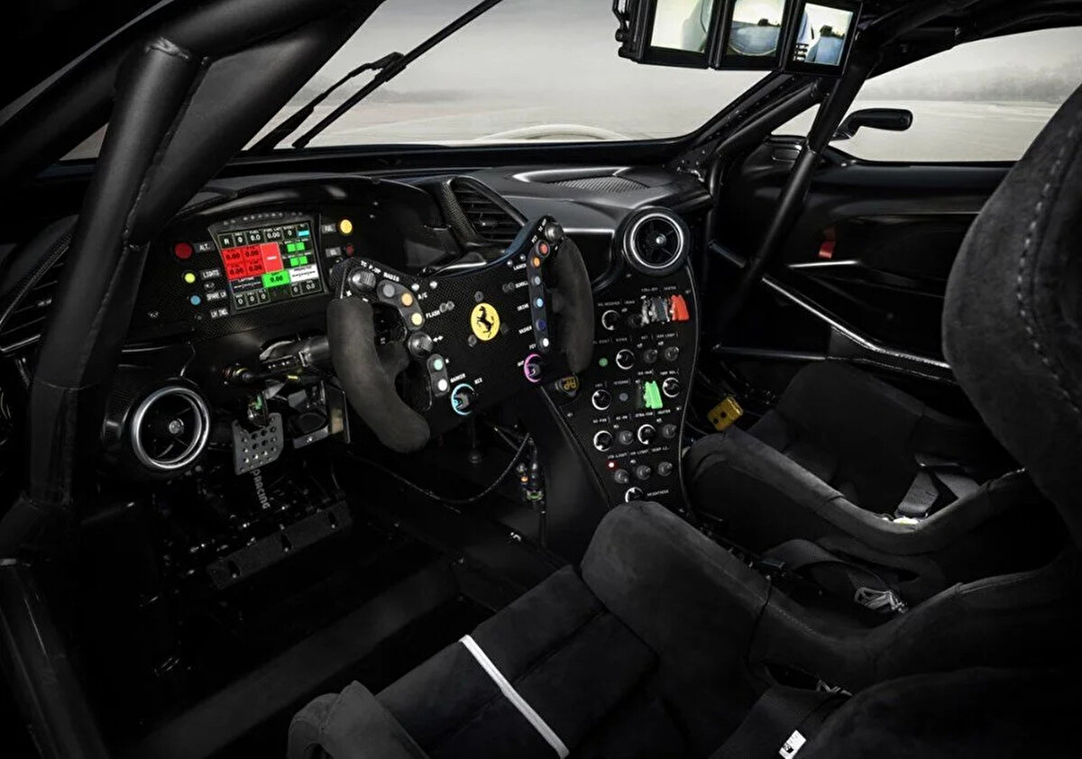 Araçta dikiz aynaları yerine kamera sistemi bulunuyor.  <br><br>