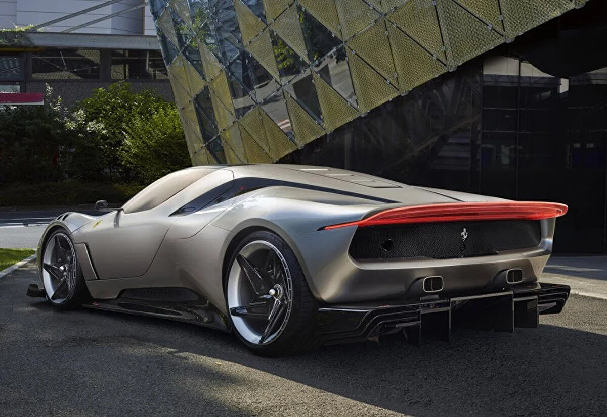 Araçta isteğe göre çıkarılabilen büyük arka kanat, kelebek kapılar, tamamen yeni ve içinde sıvı metal bulunan Gold Mercury rengi, özel film sayesinde boya ile aynı renkte görünen camlar en dikkat çeken noktalar.  <br><br>