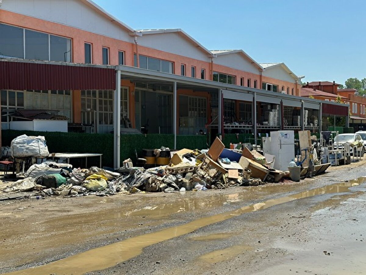 Gıda toptancısı Cumhur Çalıkoğlu ise "Selde bütün ürünlerimiz sular altında kaldı. Zararımızı çok büyük, hasar tespiti için geldiler. Şimdi Tarım Müdürlüğü'nün denetiminde kullanılamayacak ürünleri imha için gönderiyoruz" diye konuştu.