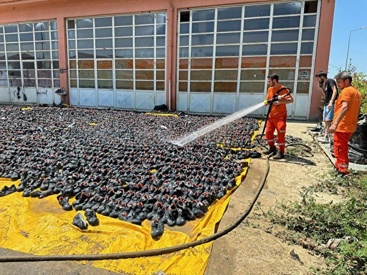  Sel nedeniyle atölyede üretilen 45 bin ayakkabı zarar gördü. Burada 22 bin ayakkabı, hortumlar ile yıkanarak güneşte kurumaya bırakıldı. 