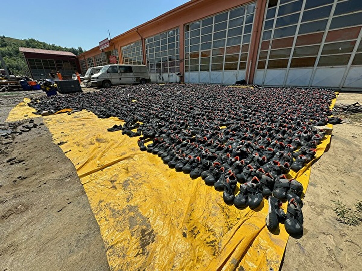 Üretim ve gemi inşa atölyeleri, oto tamirhaneleri ile gıda toptancılarının bulunduğu sitedeki temizlik çalışmalarına, Orman İşletme Müdürlüğü'ne bağlı arazözler destek veriyor.<br>