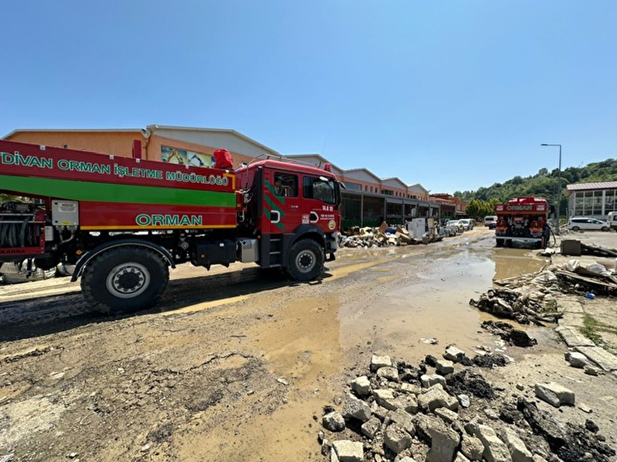 Sorumlu Ahmet Can, "Ayakkabı üretim atölyemizdeki bütün ayakkabılar, su altında kaldı. Yaklaşık 45 bin ayakkabı sel sularına gitti. Şimdi kısım kısım ayakkabılarımızı kurutmaya çalışıyoruz. Hasarımız büyük" dedi.<br>
