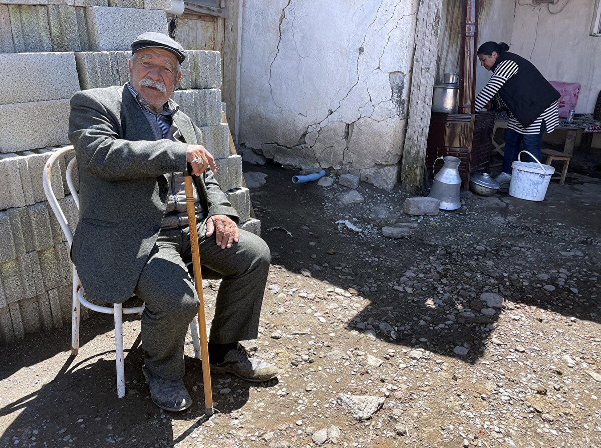 Türkiye'de güneydeki sahil kentleri başta olmak üzere çok sayıda ilde bunaltıcı sıcak hava yaşanırken, Ardahan'ın yaylaları ile birçok noktasında sobalar daha kaldırılmadı.<br>
