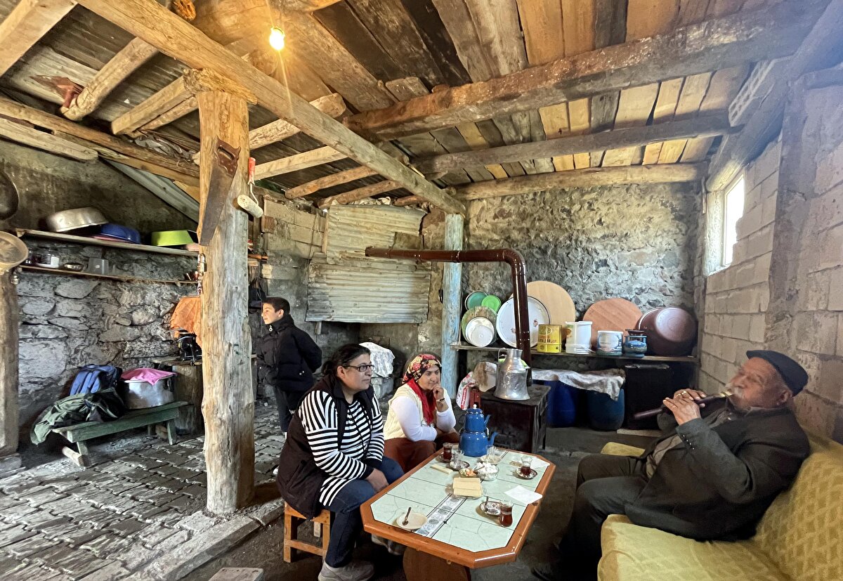 Çevre, Şehircilik ve İklim Değişikliği Bakanlığı Meteoroloji Genel Müdürlüğünün verilerine göre, dün en yüksek sıcaklık Şırnak Cizre ve Silopi ilçelerinde, en düşük sıcaklık ise Bayburt ve Ardahan'da kayıtlara geçti.