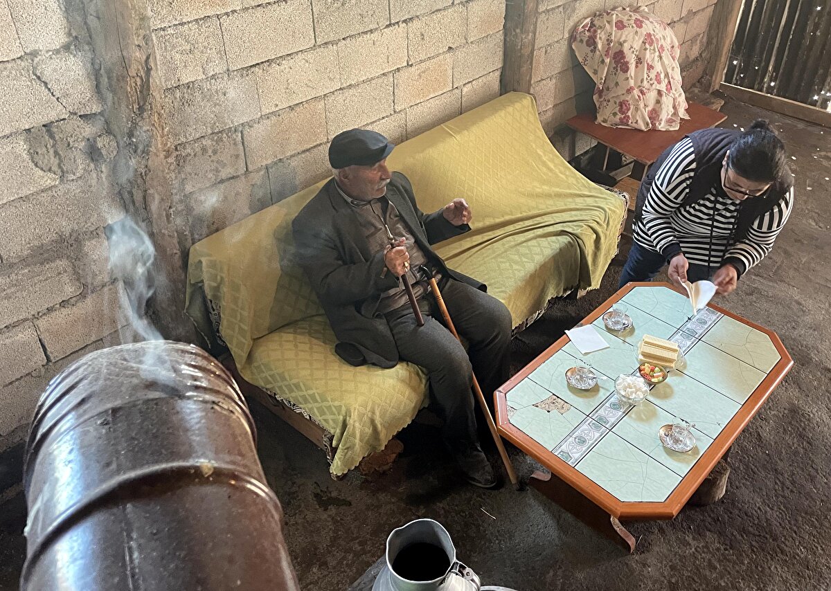 Bazı vatandaşlar, temmuz ayında akşam dışarıya çıktığında üşümemek için kalın kıyafetler tercih ediyor.<br>​<br>Kentte meteoroloji istasyonlarının bulunduğu Çıldır'da 12 Temmuz'da sıcaklık 0, Göle ilçesinde 0,8, Göle'nin Çullu köyünde 0,2 ve Yavuzlar köyünde 0,8 derece olarak kayıtlara geçti.