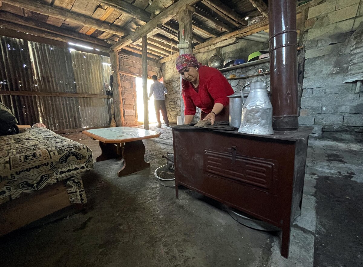 En yüksek sıcaklık ise 40,9 dereceyle Şırnak'ın Cizre ilçesinde kaydedildi, Cizre'yi 40,8 dereceyle Silopi, 40 dereceyle Antalya'nın Serik ilçesi izledi.<br>