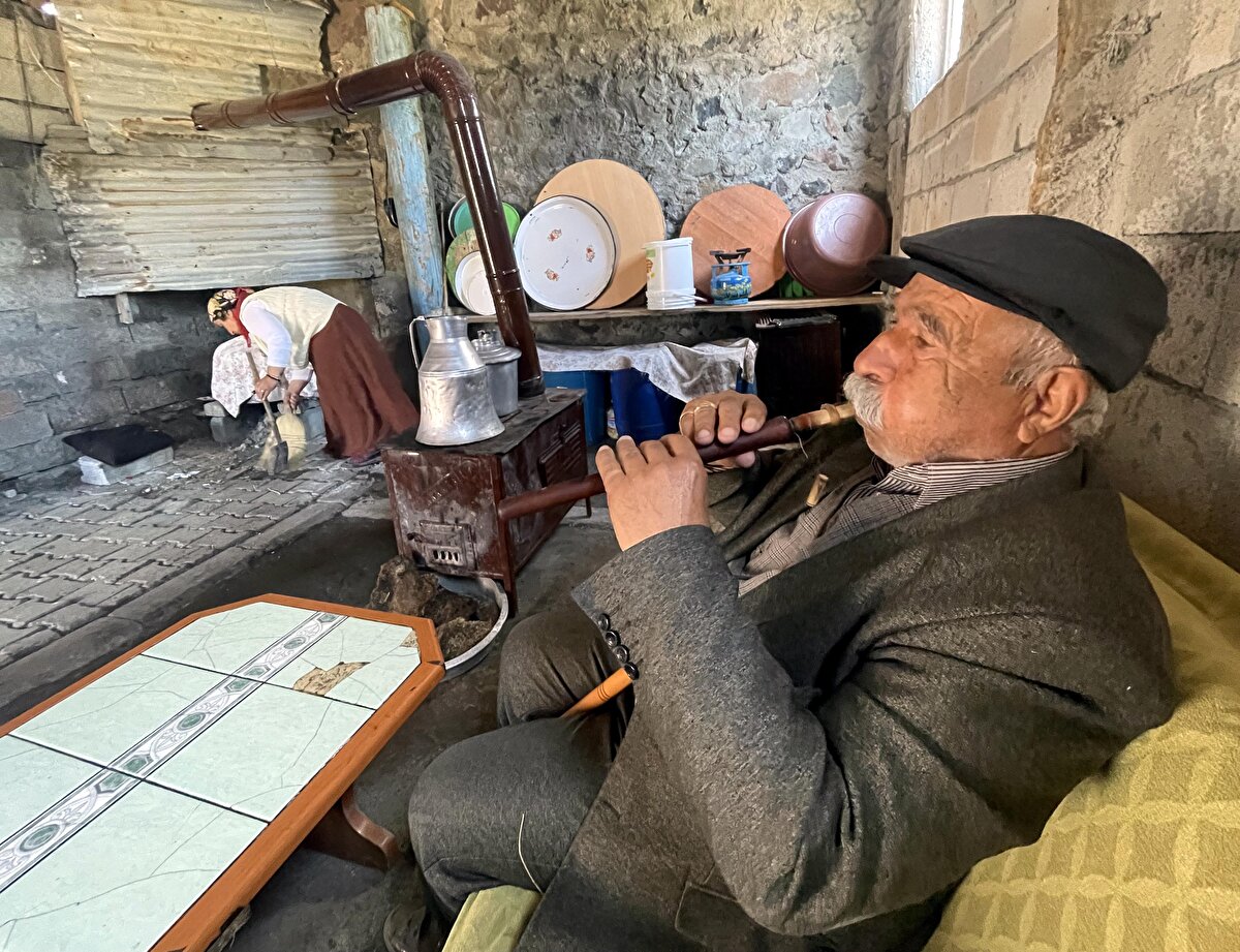 Antalya, Muğla başta olmak üzere sahil kentlerinde insanların sıcaktan bunalıp denize girdiği bu günlerde, Ardahan'ın kırsalında özellikle akşamları sobaların yakılması zorunlu oluyor.<br><br>Ardahan'ın ortalama 2000 rakımdaki noktalarında yaz mevsimi kısa sürüyor. Kışın hava sıcaklığının sıfırın altında 35-40 dereceye kadar düştüğü bölgelerde yaz akşamları da serin geçiyor. Bu nedenle bazı ev ve iş yerlerinde sobalar kaldırılmıyor. Hava sıcaklığının düştüğü günlerde kimi vatandaşlarca soba yakılıyor.