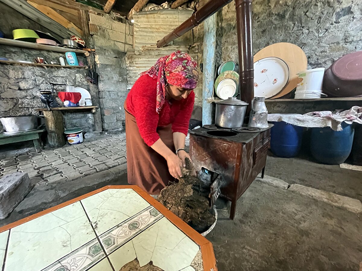 Dün en düşük sıcaklık sıfırın altında 0,3 derece ile Bayburt'un Yaylalar köyünde ölçüldü, bu köyü Ardahan'ın Çıldır ilçesi 0, Göle ilçesi Çullu köyü 0,2 derece ile takip etti.<br>