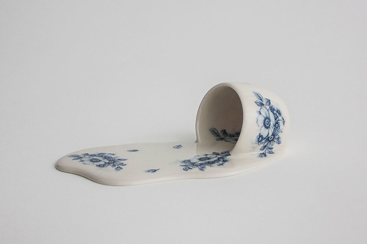 Seri üretim ve küreselleşmenin egemen olduğu bir çağda maddi nesnelerle nasıl ilişkiler kurduğumuz sorusu ele alınıyor.