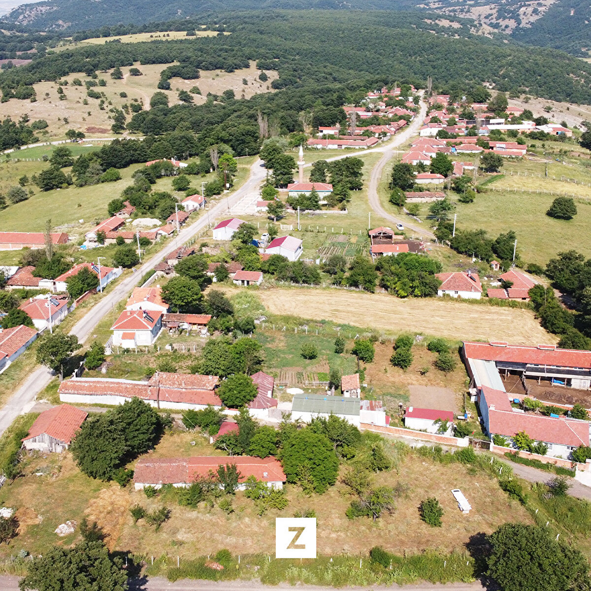 İl Özel İdaresi ve Köylere Hizmet Götürme Birliğince hazırlanan proje kapsamında teknik ekip tarafından yapılan araştırma sonucunda su pompalarının bulunduğu bölgelere taşınabilir güneş enerjisi santrali (GES) kuruldu.