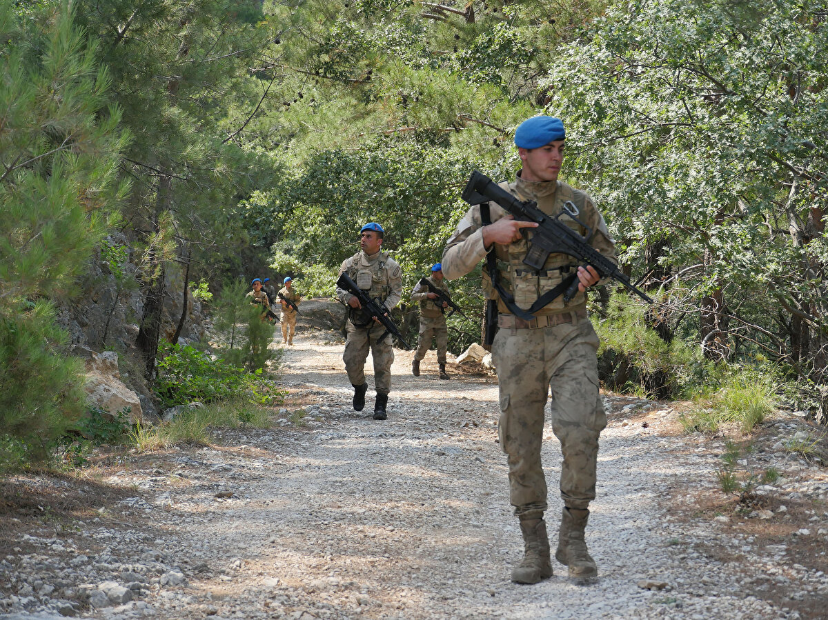 Balıkesir'deki orman yangınlarının erken tespiti, yangınların önlenmesi ve hızlı müdahale için Jandarma Asayiş ve Komando Timlerinin aktif hizmet vermesi önemli bir adım olarak değerlendiriliyor.<br><br>