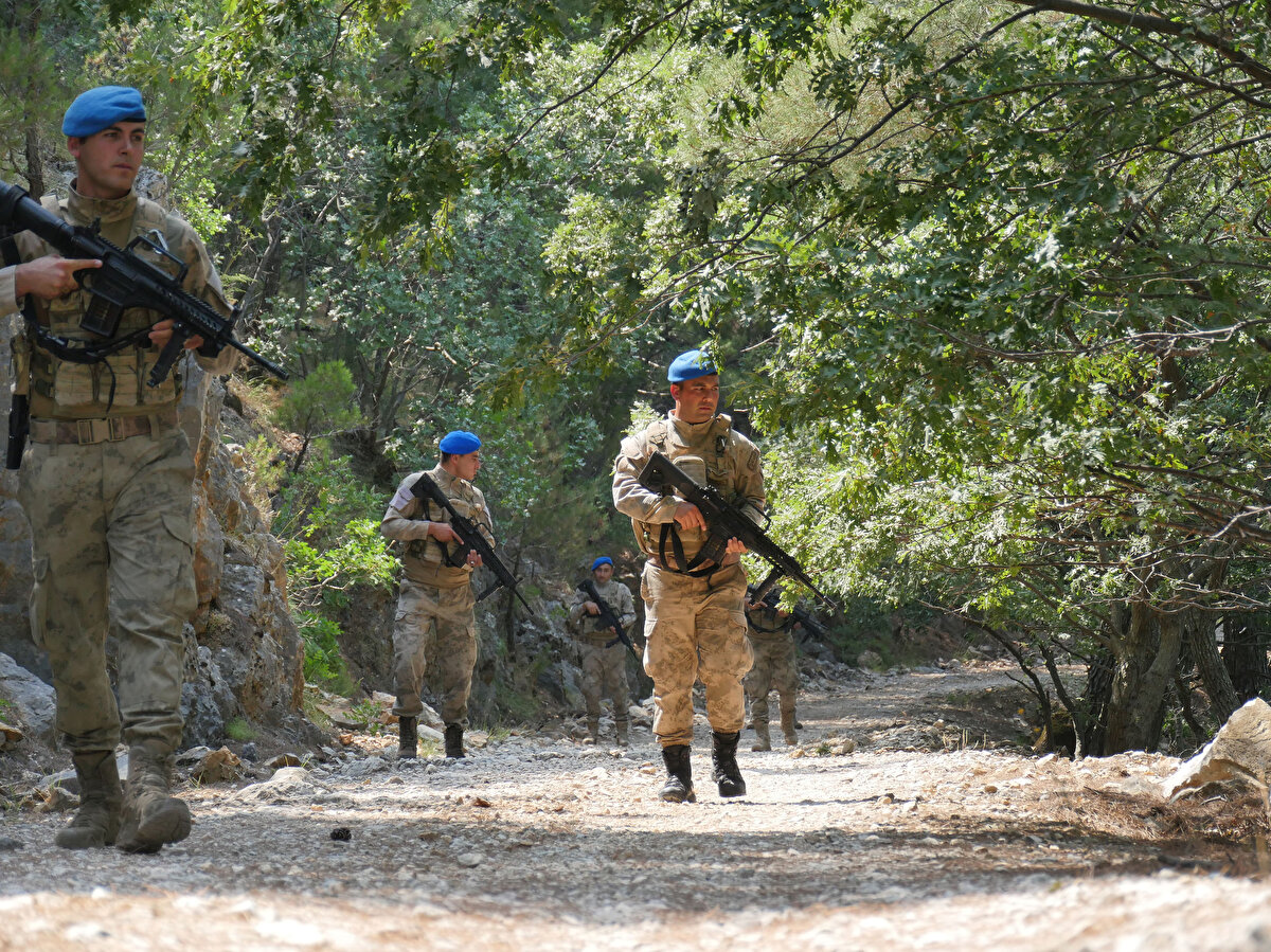 Bu ekiplerin yaya ve araçlı olarak bölgeyi sürekli gözetlemesi, yangınların başlaması durumunda hızlı müdahale edilmesini sağlayacak. Ayrıca yaptıkları denetimleri ile ormanlara izinsiz girişlerinde önüne geçilerek yangın riski minimuma indirilecek.<br><br>