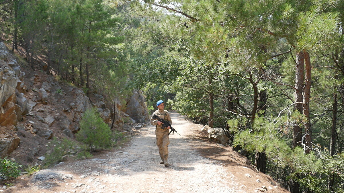 Bunun yanı sıra, yangın gözetleme kulelerinin kurulması, yangın ekiplerinin güçlendirilmesi, yangın söndürme ekipmanlarının modernizasyonu, yangın helikopteri ve uçakları, yangın güvenlik şeritlerinin oluşturulması gibi diğer önlemler de Balıkesir'deki orman yangınlarıyla mücadelede kullanılıyor.<br><br>