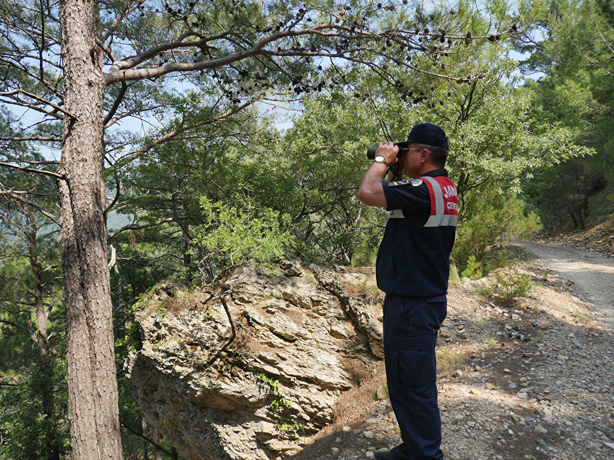 Orman yangınlarına karşı alınan bu tedbirlerle Balıkesir'deki orman varlığının korunması ve yangınların kontrol altına alınması hedefleniyor. Kazdağları'na Jandarma Asayiş Timleri ve Komando Timlerinin korumasıyla bölgedeki yangın riski minimize edilmeye çalışılıyor.<br><br>