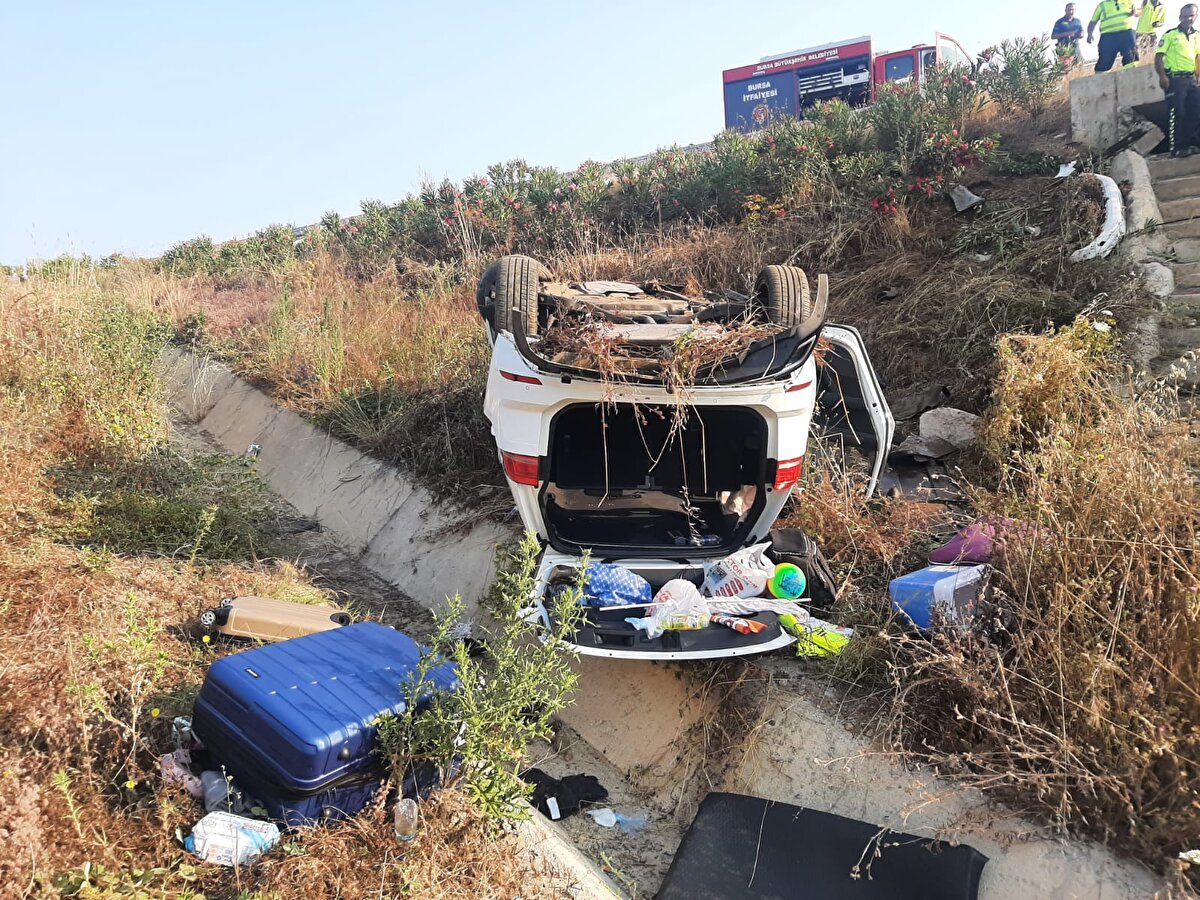 Hurdaya dönen otomobildeki sürücü A.S. ile S.Ç. (31) E.S. (1), C.S. (10), M.S. (9), araç içerisinde sıkıştı.