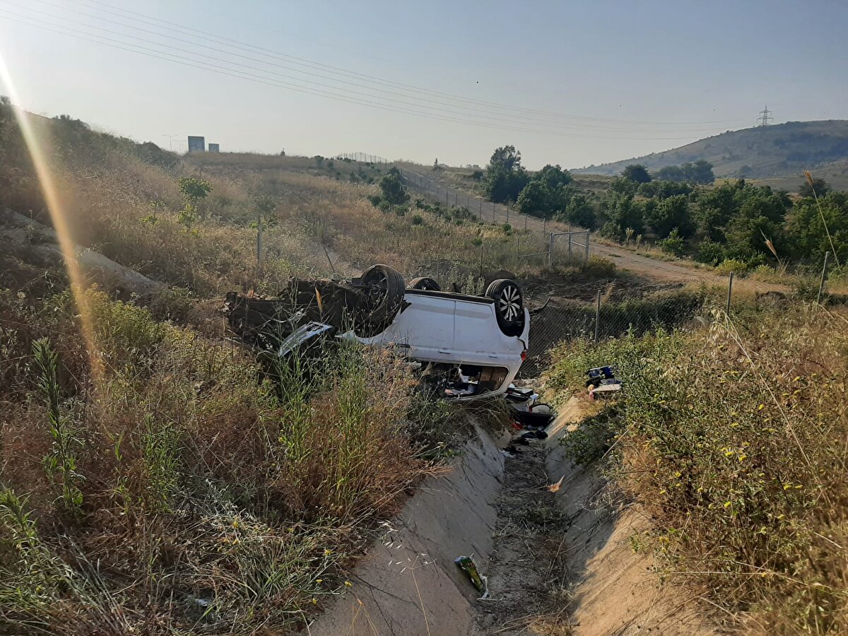 Danimarka'da yaşayan gurbetçi bir ailenin içinde bulunduğu A.S. (34) idaresindeki DL 39465 plakalı otomobil, kontrolden çıkarak takla atıp şarampole yuvarlandı.