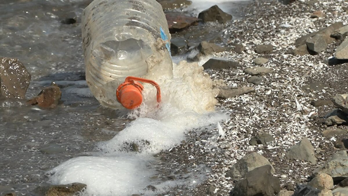 Geçen yıl aynı tarihte doluluk oranı ise 71.51'di. Doluluk oranı iyice düşen barajlarda çekilen görüntülerde köpükleşme ve dip pisliği dikkati çekiyor.