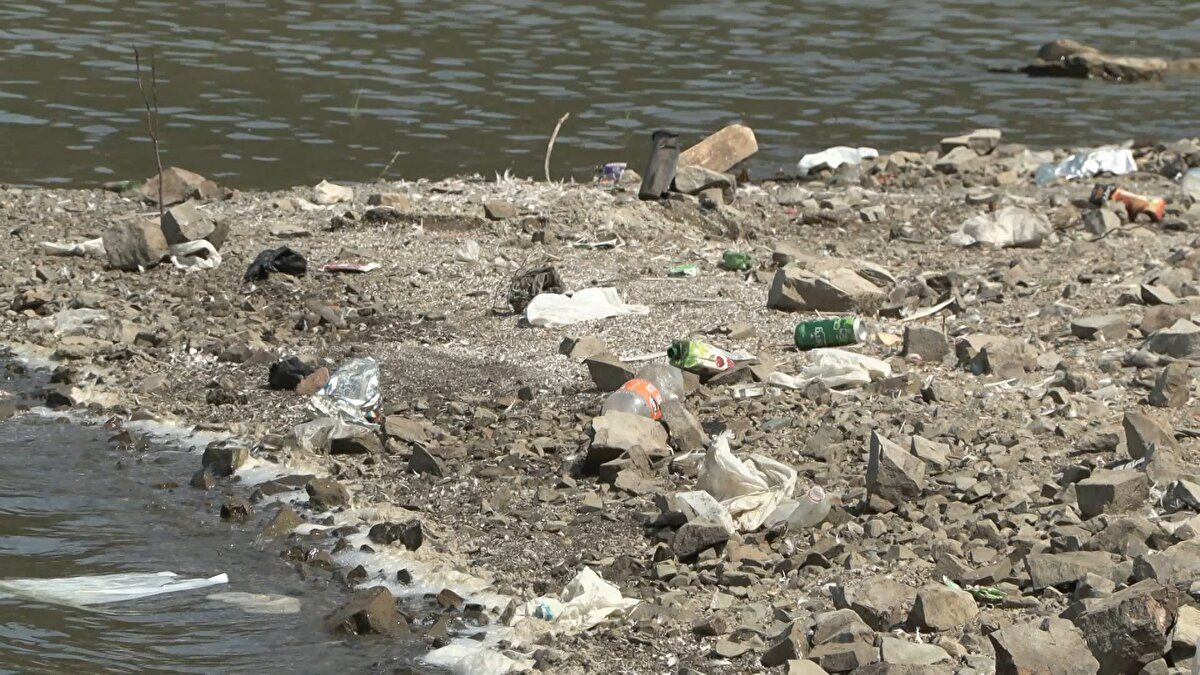 Kurnaz, "Geçen sene ki rakamlara baktığımızda neredeyse yarısı kadar su var barajlarımızda ama burada hiç kimsenin uykusunu kaçırmak istemiyorum. İstanbul'da barajlara gelen suyun önemli bir kısmı Melen'den geliyor. Melen de su olduğu müddetçe İstanbul'da çok uzun süre susuzluk çekilmez. Ama bu demek değil ki araba yıkayalım, halı yıkayalım, havuz dolduralım. Suyumuzu olabildiğince dikkatli kullanmamız gerekiyor" diye konuştu.<br><br>