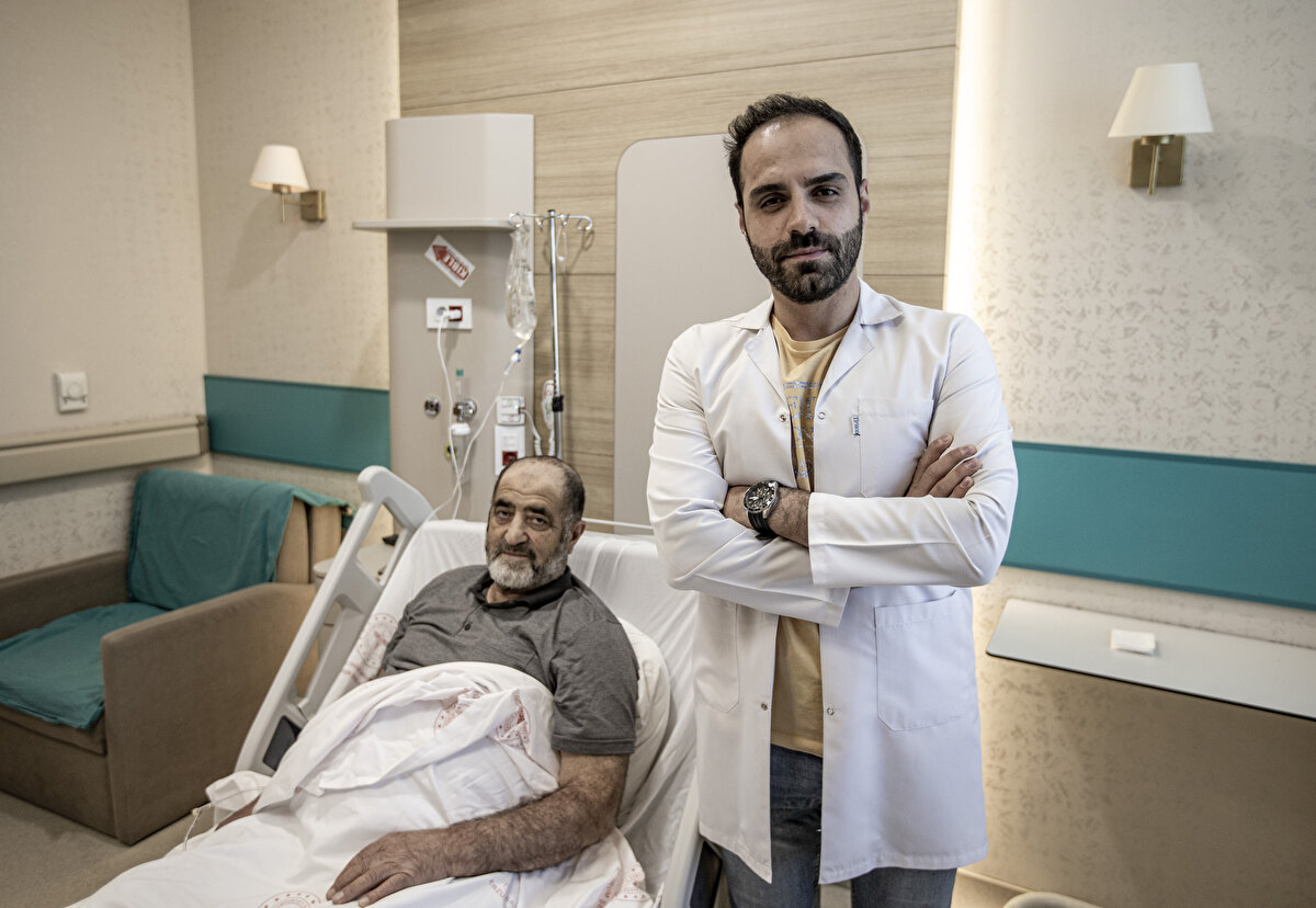 Tedavisi süren hastanın doktora gitmek yerine böyle bir fikir tercih ettiğini ve sonucunda bacaklarının yandığını ifade eden Ceylan, şunları söyledi:<br><br>“Genelde bitkisel ilaç kullanan ve ot bağlayarak yanan çok hastamız oluyor. Önceden bu şekilde ameliyat edip 2-3 ay boyunca takip ettiğimiz ağır hastalarımız da oldu. Yaraların iyileşmesi gecikirse cerrahi müdahale gerekebilir. Vatandaşlarımız bilmedikleri otları ve yöntemleri şifa bulmak için denemesinler. Tıp gelişmiş, doktorların tavsiyelerine uyup bu tarz durumlarda mutlaka hekime başvurmalarını öneriyoruz.”