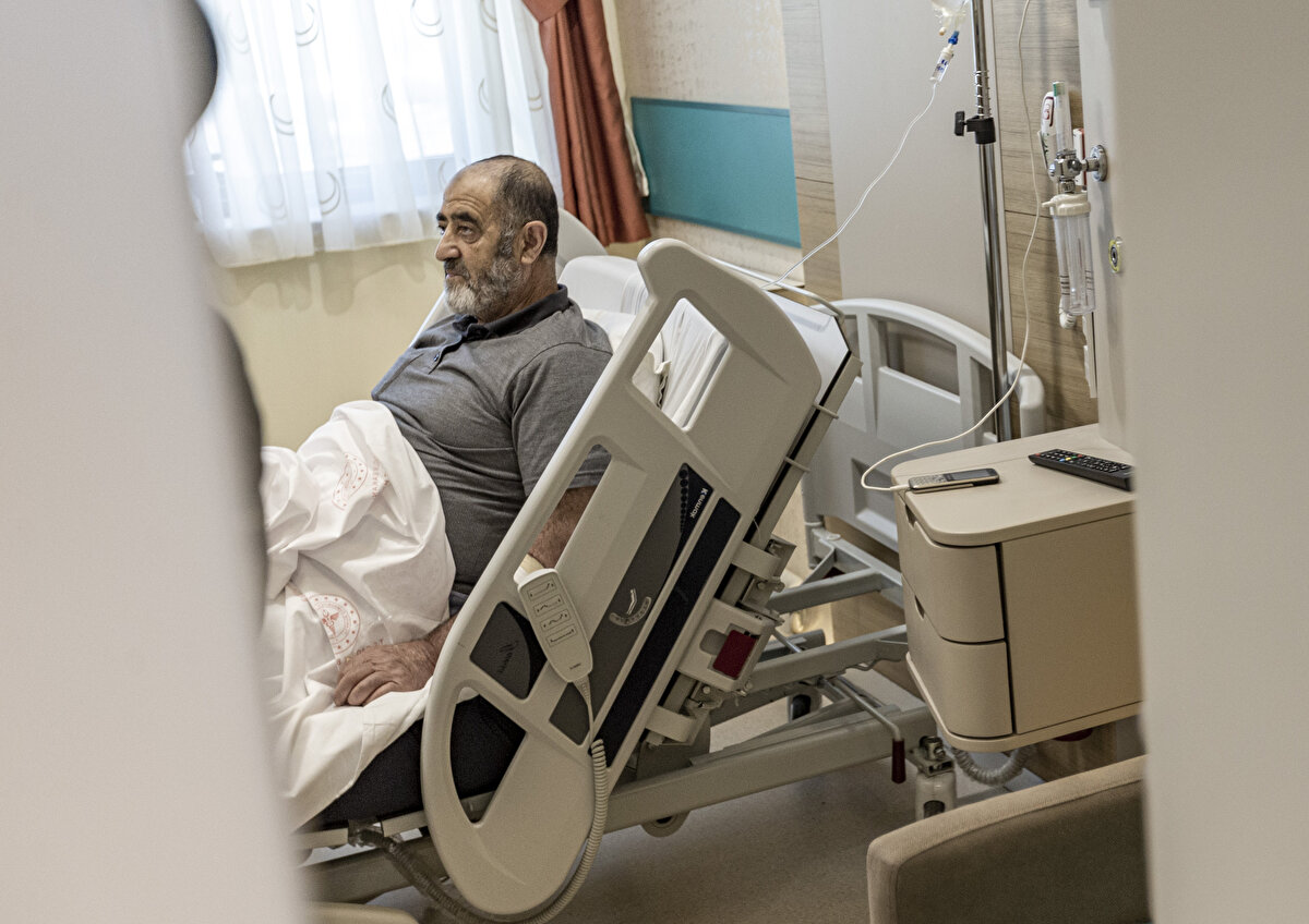 Tedavisi süren Nakip Uzun, “Büyüklerimiz ‘ısırgan otunu bağladığınız zaman ayak ve bacaklardaki ağrılar’ geçer dedi, onlardan duymuştuk. Sıcak suda haşladığım ısırganları ayaklarıma sardım. 24 saat sonra açtığımda bacaklarım yanmış, her tarafı su dolmuştu.” dedi.