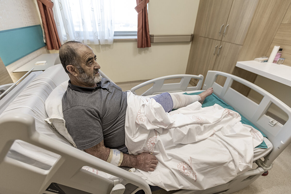 Yanık Tedavi Merkezi doktorlarından Onur Ceylan, bacak ağrılarına tedavi amaçlı ısırgan otunu bağlayan Uzun’un, bacaklarında 2. derecede derin yanık oluştuğunu söyledi.