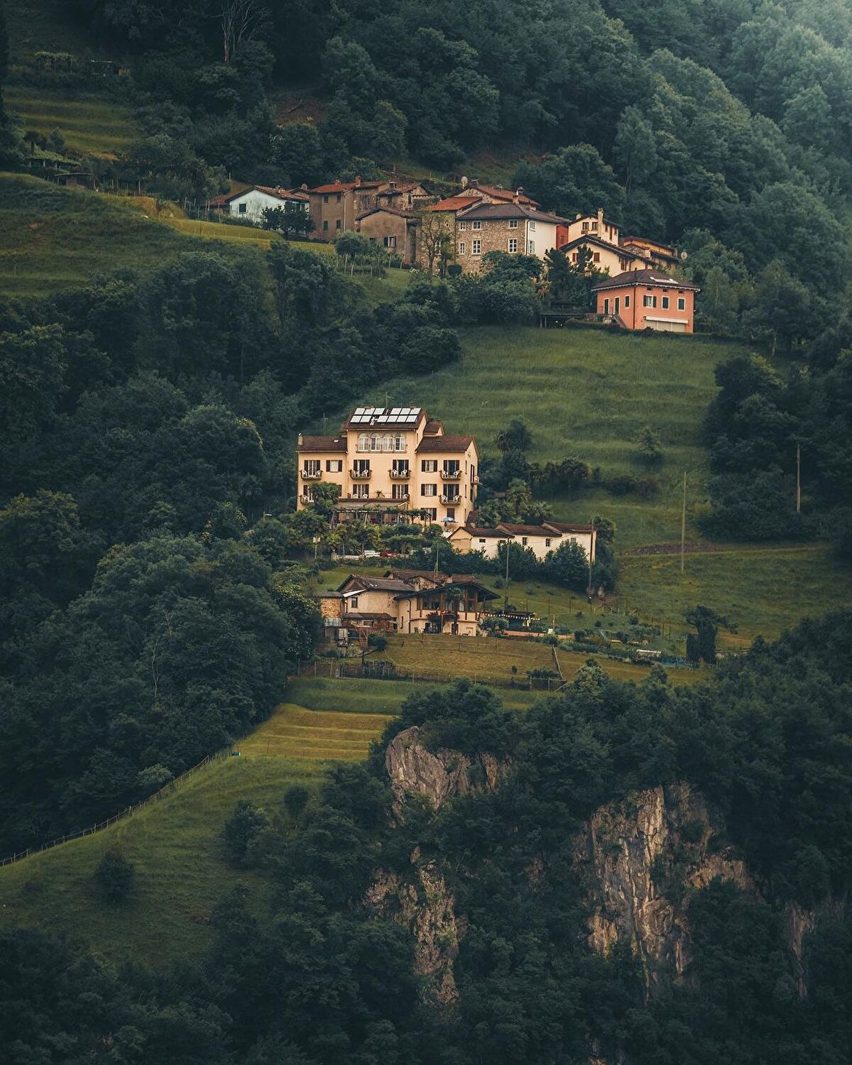 Bölge aynı zamanda İsviçre'nin en büyük dağ bisikleti parkuruna sahip. Dağlarla çevrili bir konuma sahip olduğu için de Orta Çağ havasını hissetmek mümkün. Gölün çevresinde yeşilliklerin arasında bulunan evler ise huzur vermenin yanı sıra görsel bir şölene de imza atıyor.<br><br>Thank you for the great photos! @giuliogroebert