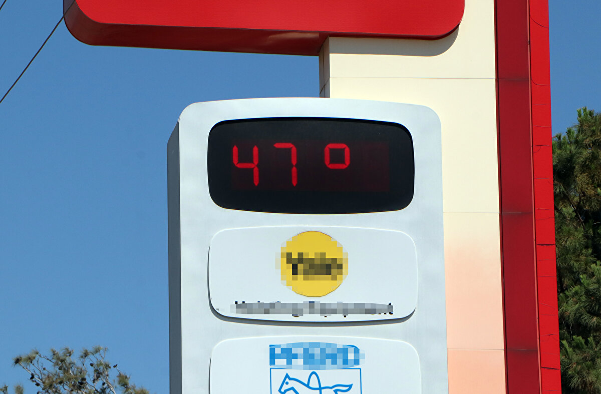 Ankara'dan yakınını ziyaret için Adana'ya geldiğini anlatan Mete Ercihan ise, "Burada hava yanıyor. Kan ter içerisinde kalıyorum. Üstüm başım sırılsıklam oluyor. Adana'ya geldiğime pişman oldum. Kendimi klimalı mağazalara atıp duruyorum. Adanalılar sıcağa alışmışlar ama ben alışamadım" dedi.<br><br>