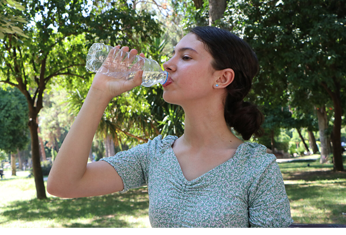 Yaz mevsiminde kavurucu sıcakların etkisini gösterdiği Adana'da termometreler dün 40 dereceyi gösterirken, bugün ise 47 dereceye dayandı. Nemle birlikte hissedilen sıcaklığın 50 dereceyi geçtiği kentte, birçok kişi çareyi parklardaki ağaçların gölgesine sığınmakta buldu. Sıcaktan bunalan bazı çocuklar ise ölüm tehlikesini hiçe sayıp sulama kanallarında yüzerek serinlemeye çalıştı. Meteoroloji Genel Müdürlüğü yetkilileri ise kentte sıcakların hafta sonu etkisini artıracağı konusunda uyarıda bulundu.<br><br>