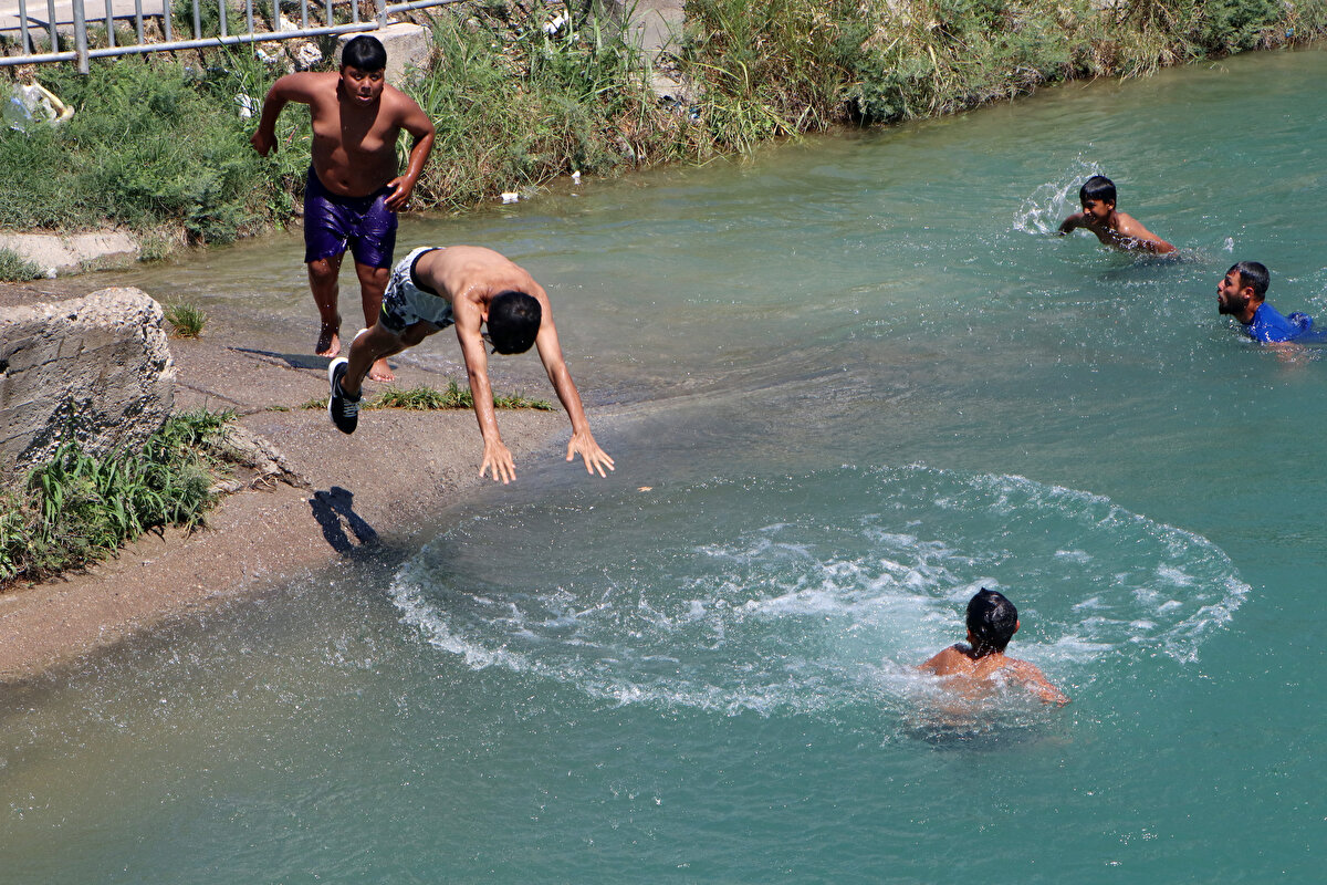 Seyhan ilçesindeki Atatürk Parkı'nda vakit geçiren Göksu Kılıç, sıcaktan bunaldıklarını ama çare bulamadıklarını kaydederek, "Çoğunlukla evde klimalı ortamdayım. Bence hiçbir yer Adana kadar sıcak değil. Sıcaktan dolayı kavgalar arttı. Önümüzdeki günlerde evden çıkmayacağım" dedi. Kılıç'ın arkadaşı Elin Anlı ise yaz mevsimini sevdiğini ve Adana sıcağına alışkın olduğunu belirterek, "Genellikle evdeyim ben de. Dayanabiliyorum ama alıştım. Ailem yaz günü Adana'da kalmayı tercih etmiyor. Parkta gölgeyi görünce oturduk. Sıcağın etkisinden kurtulmaya çalışıyoruz. Fakat pek mümkün görünmüyor" diye konuştu.<br><br>