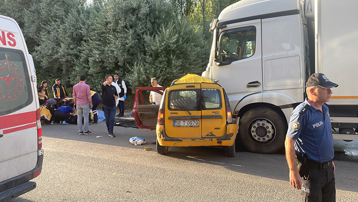 58 T 0979 plakalı ticari taksi ile kamyon çarpıştı. İhbar üzerine olay yerine çok sayıda sağlık ekibi sevk edildi. <br><br>