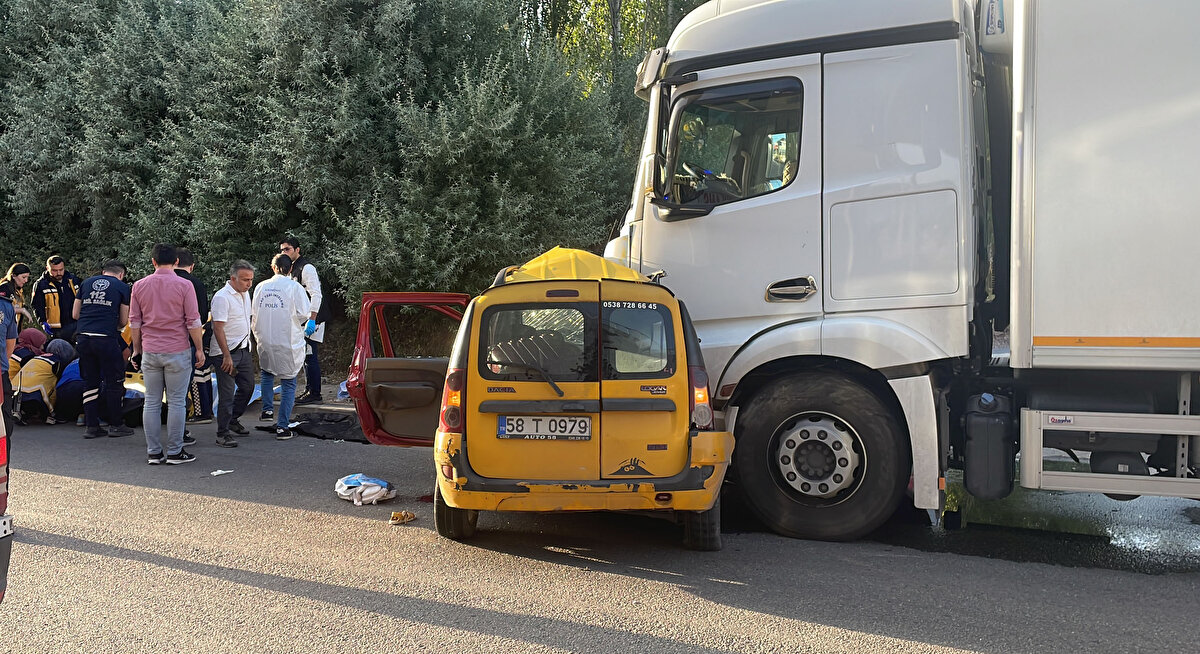 İlk belirlemelere göre taksinin içerisinde bulunan sürücü ve tatil için Almanya’dan memleketleri Sivas’a gelip evlerine gitmek için otogardan taksiye binen Abdulkadir Ünsal (45), Zeynep Ünsal (37), Zeynep Bilge Ünsal (12) vefat etti. Ayşe Buğlem Ünsal (10) ise ağır yaralandı.<br><br>