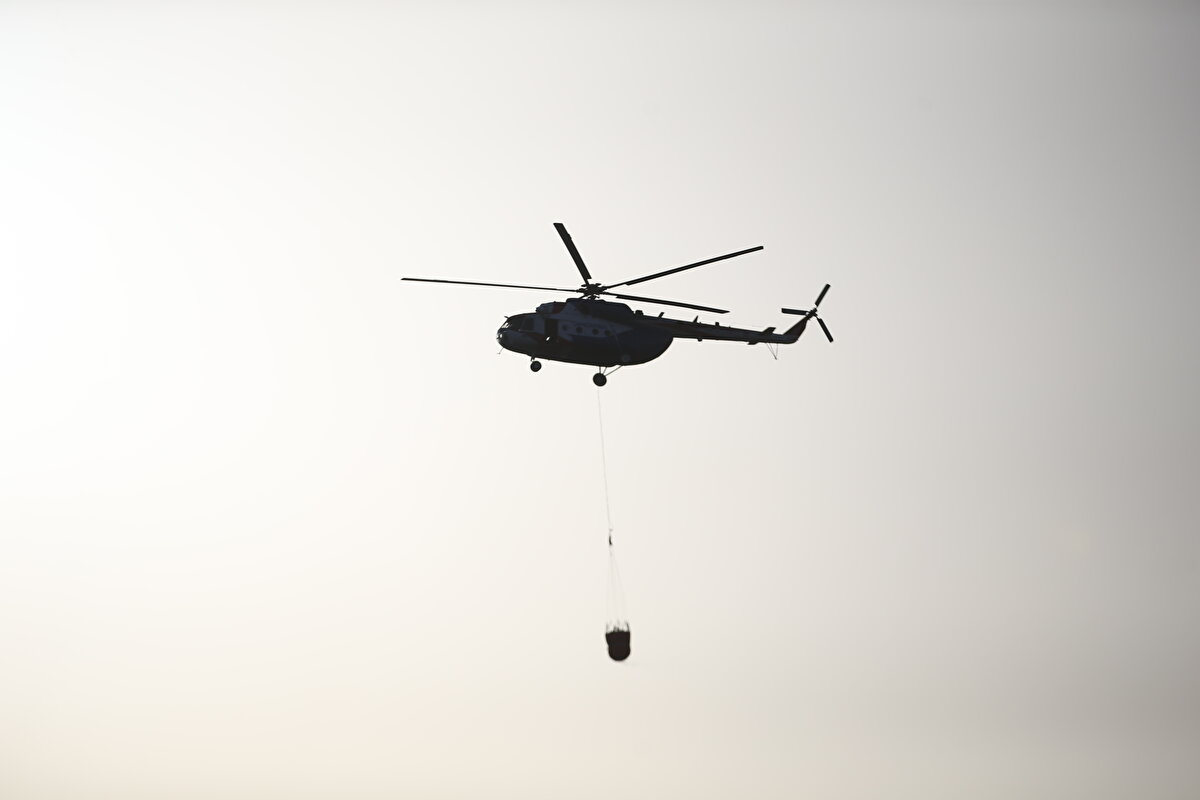 Kahramanmaraş’ın Dulkadiroğlu ilçesinde de orman yangını başladı.<br><br>İlçedeki Çamlık mevkisinde kırsal alandan duman yükseldiğini gören vatandaşlar, durumu yetkililere bildirdi.<br><br>İhbar üzerine Kahramanmaraş Orman Bölge Müdürlüğü tarafından bölgeye bir helikopter yangın söndürme ekibi, arazöz, su tankı, dozer ve greyder yönlendirildi.<br><br>Ekiplerin müdahalesi ile kısa sürede kontrol altına alınan yangın söndürüldü. Bölgede ekiplerin soğutma işlemlerinin devam ettiği bildirildi.