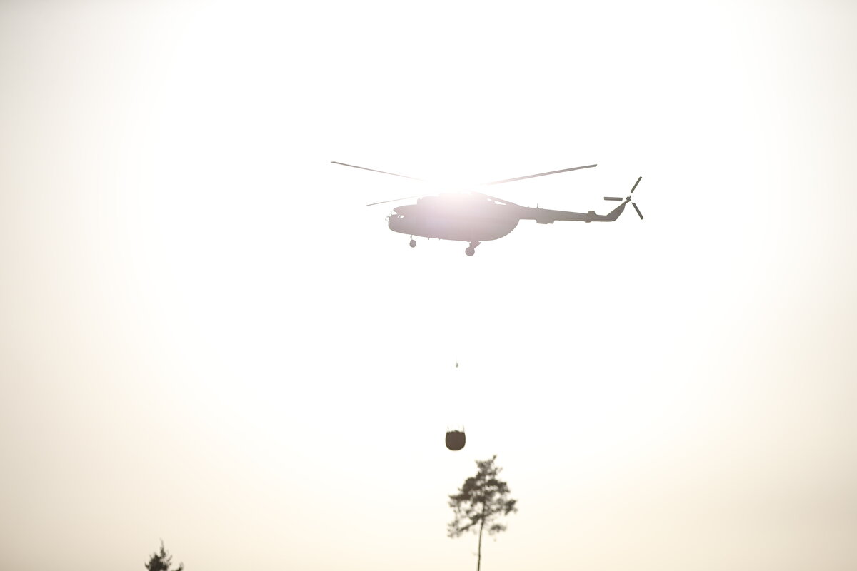 Balıkesir Orman Bölge Müdürlüğü ekipleri, yangını söndürmek için havadan ve karadan müdahale başlattı. 120 personel, 2 yangın söndürme uçağı, 7 helikopter, 20 arazöz ve 7 su ikmal aracıyla yapılan müdahale sonucunda yangın kontrol altına alındı.<br><br>Balıkesir Valisi Hasan Şıldak, Twitter hesabından yaptığı açıklamada, "Orman yangını yapılan etkili müdahale sonucunda kontrol altına alınmıştır. Çalışmalara katılan bütün personelimize teşekkür ediyorum. Geçmiş olsun." ifadelerini kullandı.