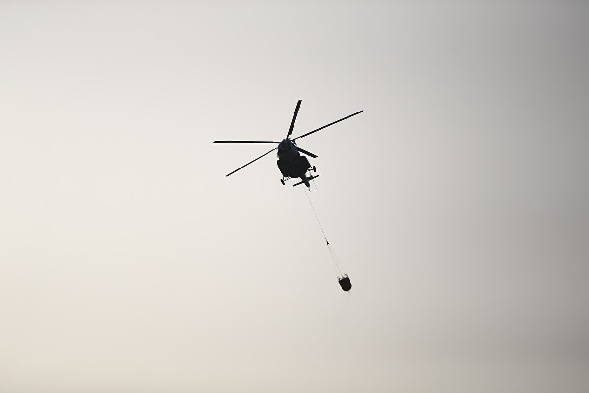 Orman teşkilatındaki yeşil vatanı savunmak için canlarını ortaya koyanlara da teşekkür eden Yumaklı, "Geçen hafta İzmir Menderes’te yeşil vatanı korumak için şehit olan Mustafa Gürpınar'a rabbimden rahmet, ailesine sabırlar diliyorum. Geçmiş olsun, bölgede titiz bir şekilde soğutma çalışmaları devam ediyor" ifadelerini kullandı.<br><br>Yumaklı, yangının çıkış nedeniyle ilgili soruya ise çıkış nedeninin henüz belirlenmediği ve araştırmaların devam ettiği cevabını verdi.