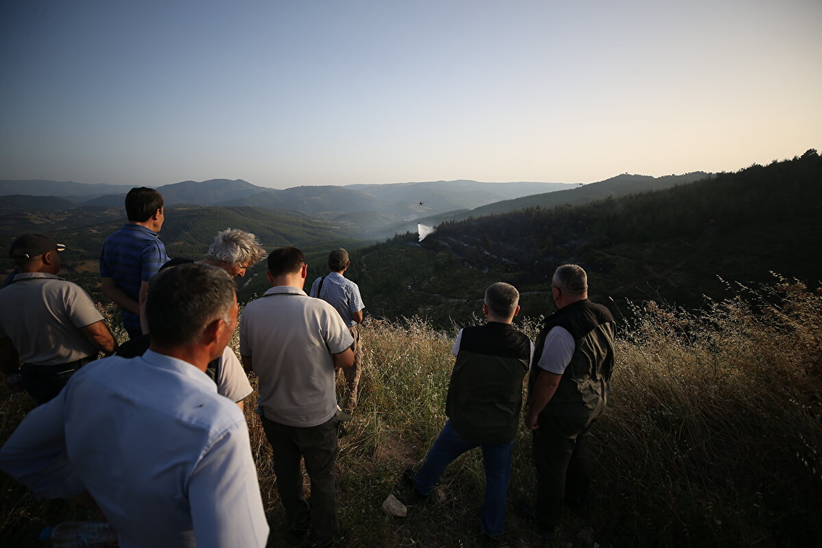 Yangına 4 helikopter, 2 uçak, 15 arazöz ve 3 dozerle müdahale edildi.<br><br>Yangın 2 saat süren çalışma sonucu söndürüldü.<br><br>Bölgedeki soğutma çalışmalarının sürdüğü bildirilirken, yangının çıkış nedeniyle ilgili inceleme başlatıldı.