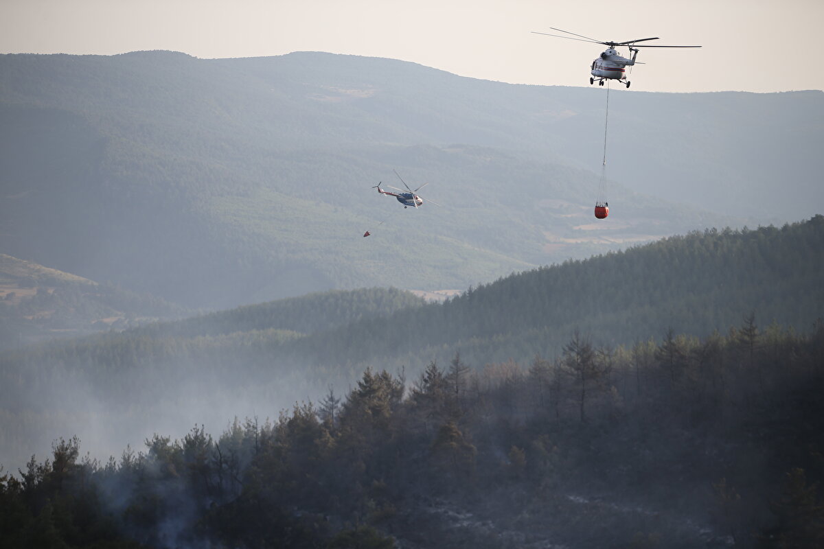 Muğla Valisi Orhan Tavlı, Milas ilçesine bağlı Kemikler Mahallesi'ndeki yaşlı vatandaşların dumandan etkilenmemeleri için tedbir amaçlı tahliye edildiğini bildirdi.<br><br>