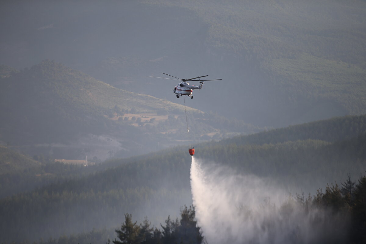 Dünyada sadece 5 ülkede olan ileri derece teknolojik sensörler ve kameralarla donatılan, Cumhurbaşkanı’nın Otağ adını verdiği yangın yönetim uçağıyla bölgede inceleme yaptıklarını dile getiren Yumaklı, şunları kaydetti:<br><br>