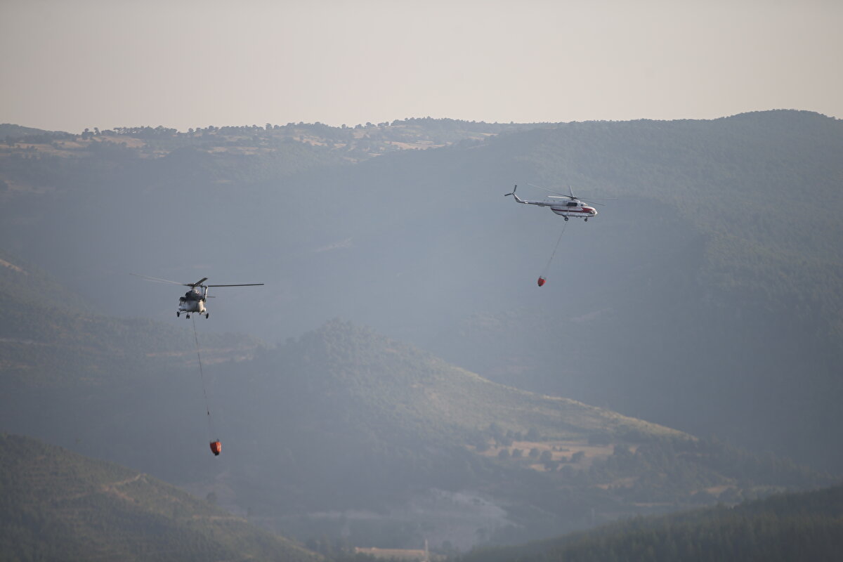 Yumaklı, son dönemde yangınların tamamına hızlı bir şekilde müdahale edildiğini, bölgedeki yangına 9 uçak 13 helikopter, 45 arazöz ve 450’ye yakın işçiyle müdahalede bulunulduğunu bildirdi.<br><br>
